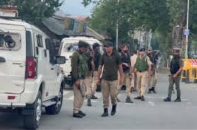 Police officer and gangster fatally shot in a gunfight in Kathua, Jammu and Kashmir.